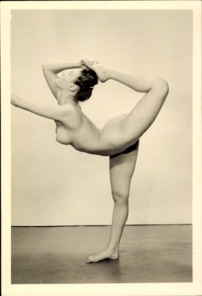 Foto stehender Frauenakt, Gymnastikpose