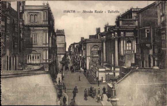 Ak Valletta Malta, Strada Reale,  Menschen auf der Straße,  Gebäude