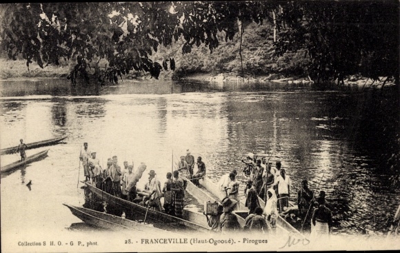 Ak Franceville Ogooué Gabun, Männer in den Pirogen