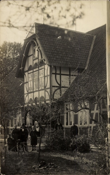 Foto Ak Pommoissel Nahrendorf an der Göhrde Niedersachsen, Fachwerkhaus, Anwohner im Garten