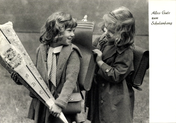 Ak Glückwunsch Schulanfang, Mädchen mit Schulranzen, Zuckertüte