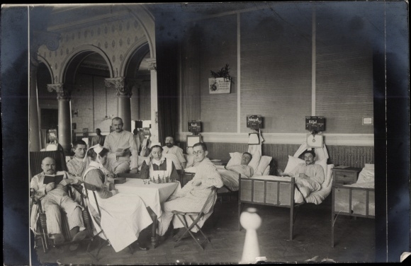 Foto Gliwice Gleiwitz Schlesien, Niederl. Rotes Kreuz, Lazarett, Hr. Stemmer, Hr. Wolff, Schwestern