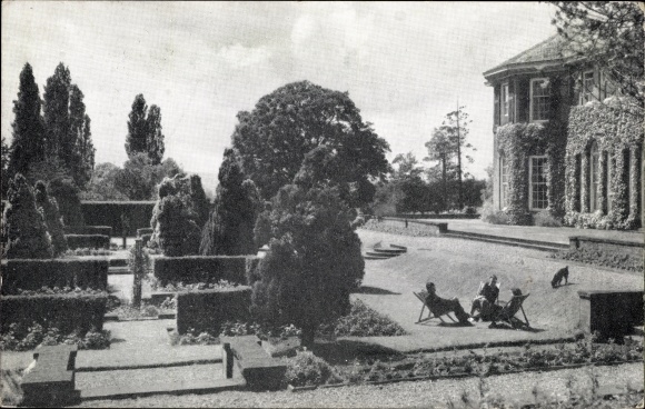 Ak England ?, Schloss, Schlossgarten, Menschen in Liegestühlen