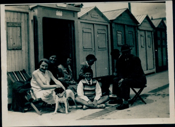 Foto Wimereux Pas de Calais, Gruppe am Strand, 1934, Kabinen