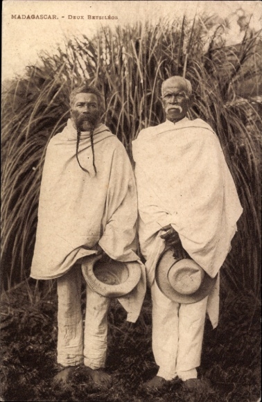 Ak Madagaskar, Deux Betsileos, Männer mit Hut und Bart