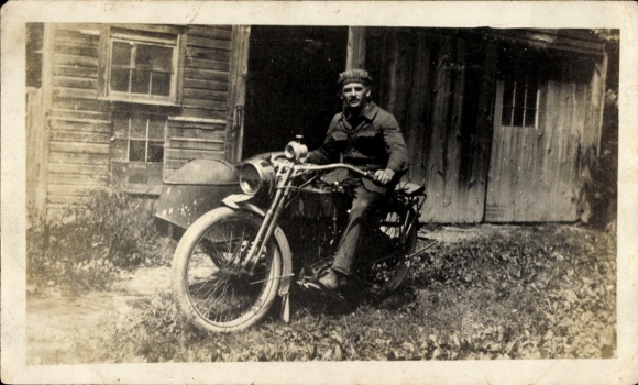 Foto Mann auf einem Motorrad mit Beiwagen