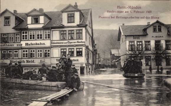 Ak Hann. Münden, Hochwasser 1909, Pioniere bei Rettungsarbeiten, Gasthaus zur Hafenbahn v. D. Neid