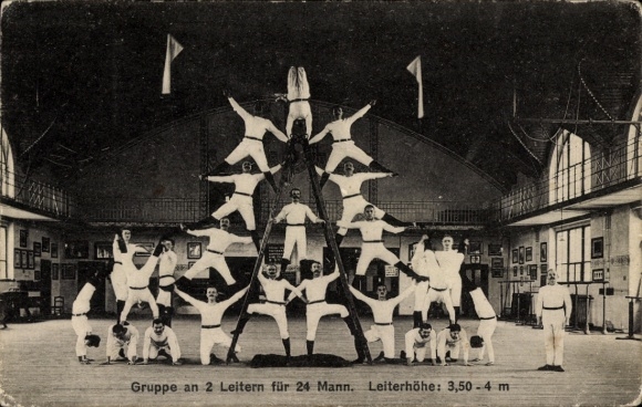 Ak Turnen, Akrobaten, Gruppe an 2 Leitern für 24 Mann