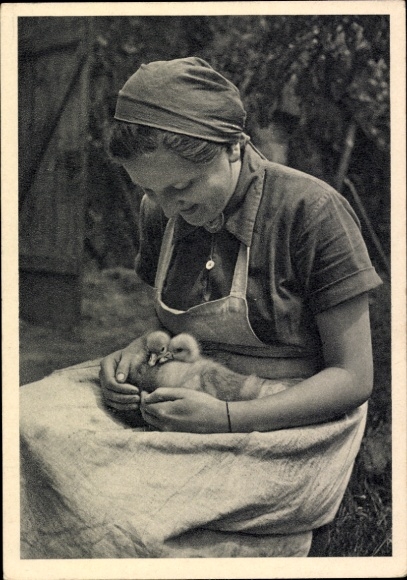 Ak Hans Retzlaff, Reichsarbeitsdienst für die weibliche Jugend, Arbeitsmaid mit Entenküken