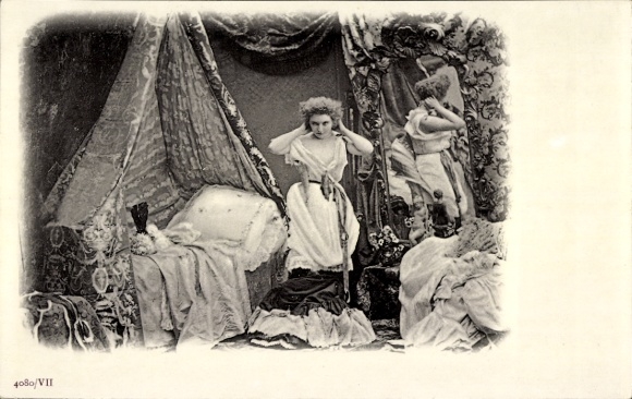 Ak Frau im Schlafzimmer zieht sich an, Unterwäsche, Bett, Spiegel