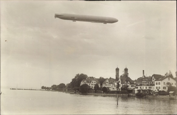 Foto Friedrichshafen am Bodensee, Zeppelin Luftschiff über der Stadt, Kirche, Seeufer