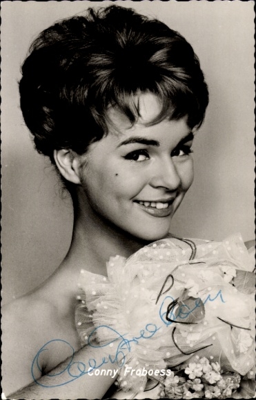 Ak Schauspielerin und Sängerin Conny Froboess in Junge Leute brauchen Liebe, Portrait, Autogramm