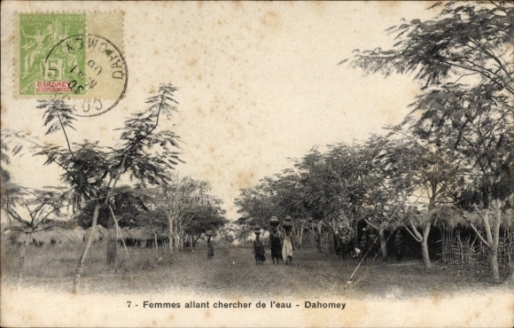 Ak Dahomey Benin, Frauen, Wasser holen,  Bäume, ländliche Szene