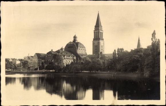 Foto Ak Kiel in Schleswig Holstein, Blick vom Wasser zum Ort, Wasserspiegelung, Kirchturm