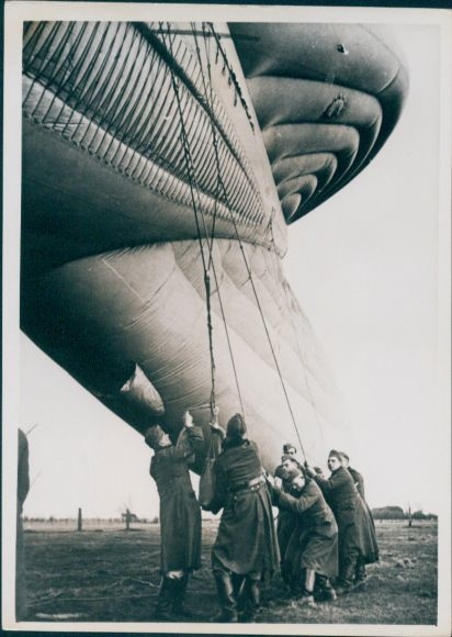 Foto Wehrmacht, Aufstieg des Fesselballons, Haltemannschaft