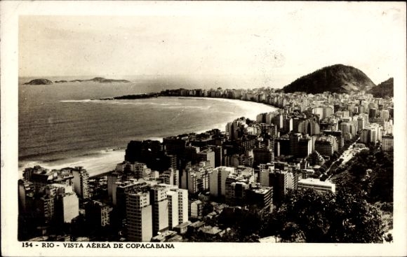 Ak Copacabana Rio de Janeiro Brasilien, Luftaufnahme von Copacabana, Stadtansicht, Strand, Berge