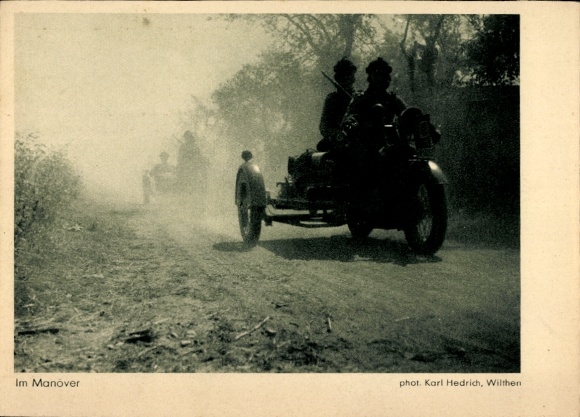 Ak Deutsche Wehrmacht, Im Manöver, Krad Fahrer, Befestigtes Maschinengewehr am Wagen