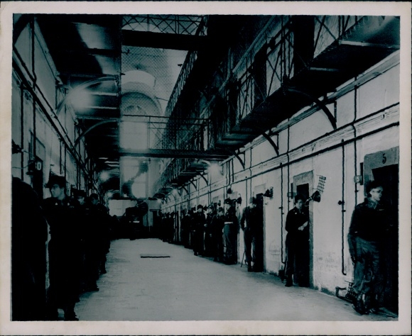 Foto Nürnberger Prozess 1945, Nürnberger Stadtgefängnis, amerikanische Wachposten vor den Zellen