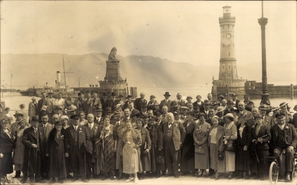 Foto Ak Lindau am Bodensee Schwaben, Gruppenfoto am Hafen, Leuchtturm