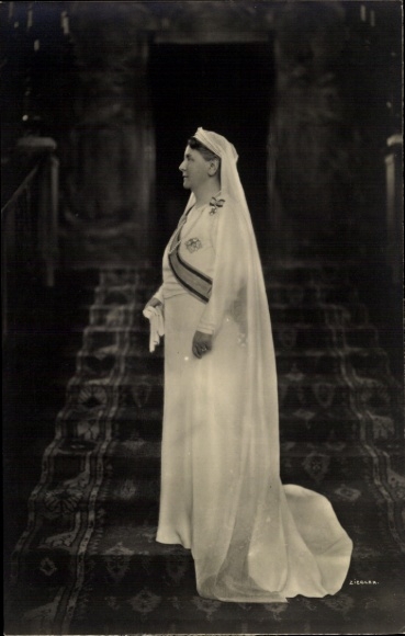 Ak Königin Wilhelmina der Niederlande, Standportrait