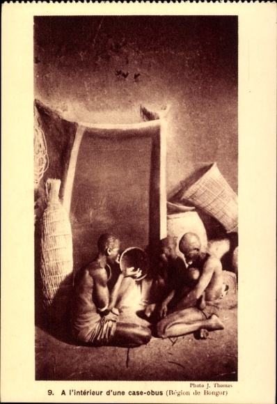 Ak Volkstypen Bongor Tschad, In einer Hütte