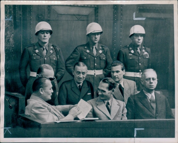 Foto Nürnberger Prozess, Anklagebank, Dönitz, Göring, Hess, Ribbentrop, Keitel, Raeder