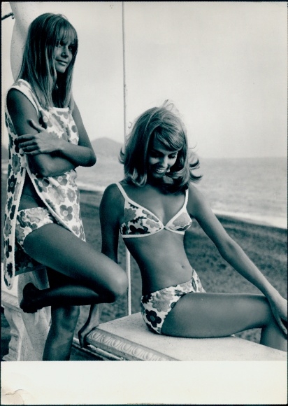 Foto Mode, Zwei Frauen in Bademode, Bikini und Kittel Bonny, Triumph International