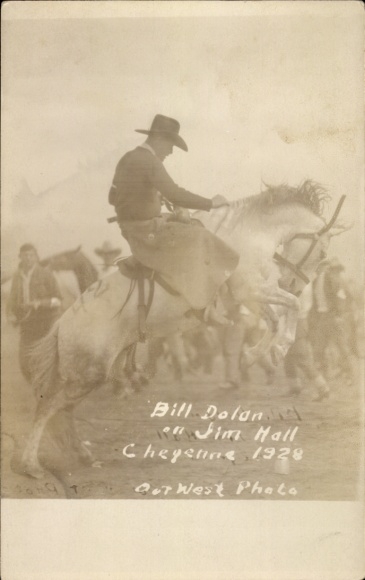 Foto Ak Cheyenne Wyoming USA, Rodeo 1928, Bill Dolan on Jim Hall