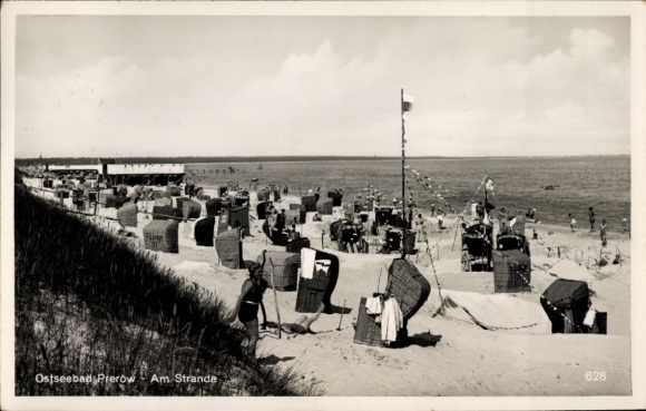 Ak Ostseebad Prerow auf dem Darß, Ostseebad  Strandkörbe, Meer, Menschen, Flagge