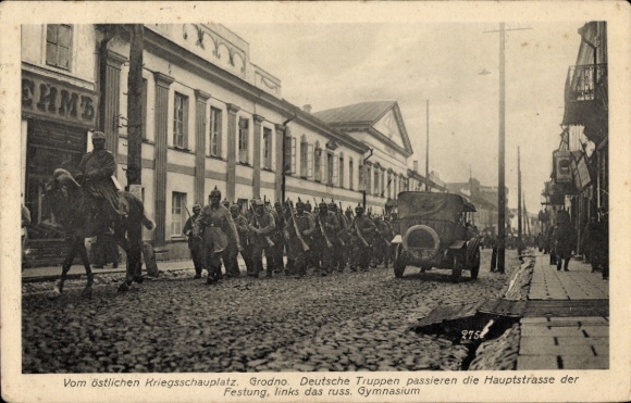 Ak Hrodna Grodno Weißrussland, Deutsche Truppen passieren die Hauptstraße der Festung, Gymnasium