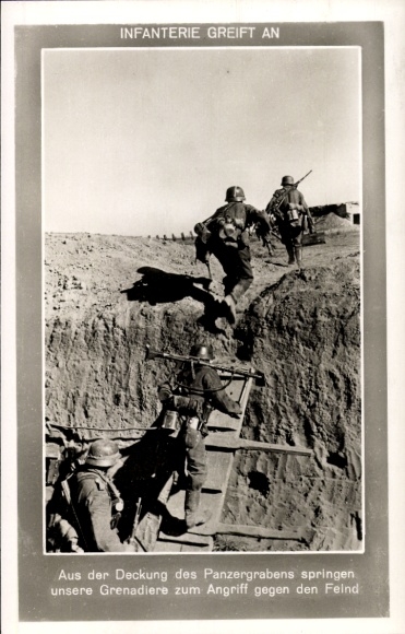 Ak Wehrmacht, Infanterie greift an, Grenadiere, Angriff gegen den Feind aus Deckung d. Panzergrabens