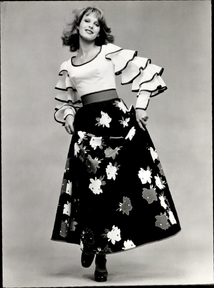 Foto Mode, Leinenrock mit Bauernblumen, Bluse, Modell Laborn