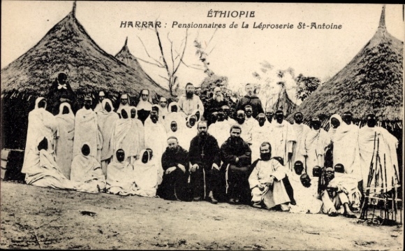 Ak Harrar Harar Äthiopien, Gruppenfoto, Menschen in weißen Gewändern, Leprastation, Hütte im Hint