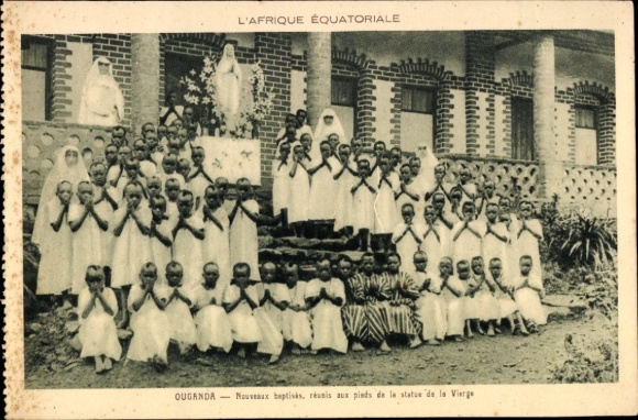 CPA Ouganda, Nouveaux baptisks, réunis aux pieds de la statue de la Vierge, Saurs Missionnaires