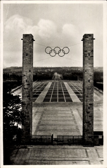Ak Berlin Charlottenburg Westend, Reichssportfeld, Blick von der Deutschen Kampfbahn durchs Osttor