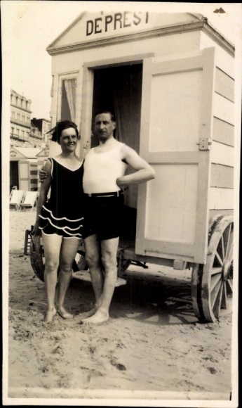 Foto Blankenberge Westflandern, Paar an der Umkleidekabine am Strand, Bademode