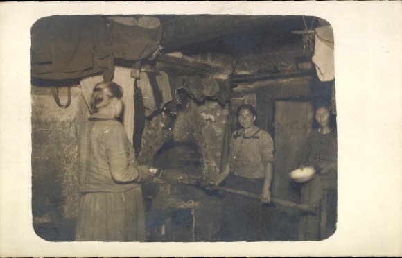 Foto Ak Der Backofen, drei junge Frauen