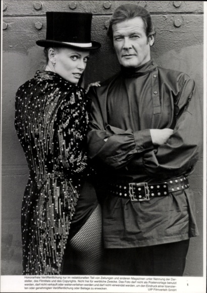 Foto Filmszene James Bond 007 - Octopussy, GB 1983, Szene mit Krystina Wayborn und Roger Moore