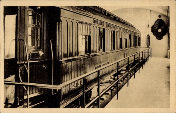 Ak Foret de Compiègne Oise, Clairière de l'Armistice, Wagon du Maréchal Foch