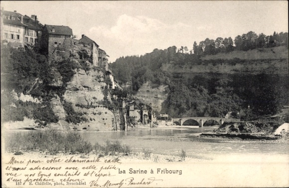 Ak Fribourg Freiburg Stadt Schweiz, Flusslandschaft, Sarine,  Häuser am Hang, 