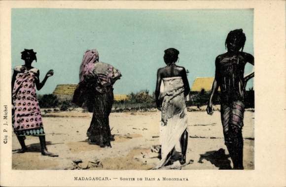 Ak Madagaskar, einheimische Frauen am Strand