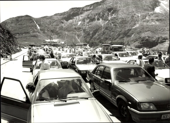 Foto Menschen stehen im Stau, Autos