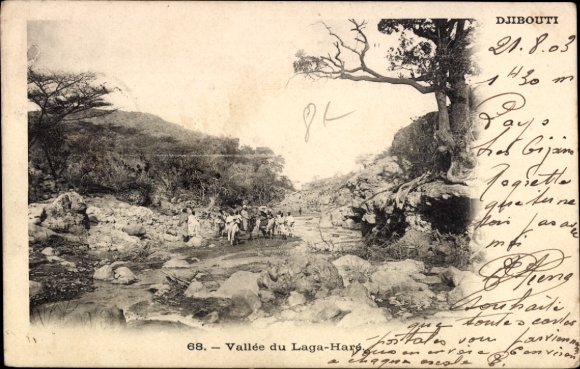 Ak Djibouti Dschibuti, Flusslandschaft, Menschen am Wasser, Bäume, Felsen, Djibouti