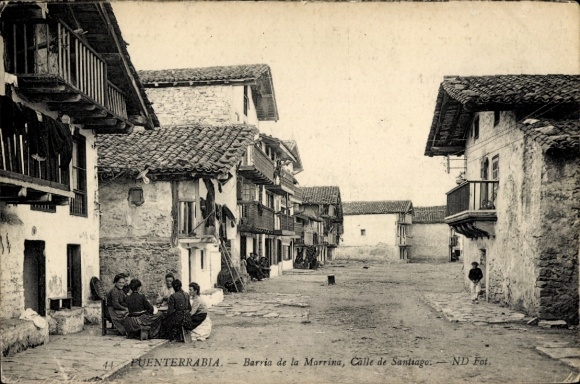 Ak Hondarribia Fuenterrabia Baskenland,  Barria de la Marrina, Calle de Santiago, Menschen am Tis