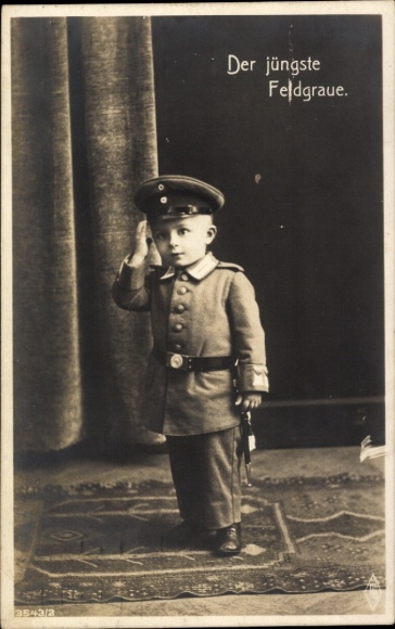 Ak Der jüngste Feldgraue, kleiner Junge in Uniform