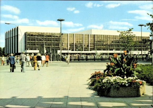 Ak Berlin Mitte, Palast der Republik von der Spreeseite, Platz, Passanten