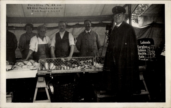 Foto Ak Berlin Pankow Niederschönhausen, Fischhändler, Marktstand Max Daubitz, Uhlandstraße 26