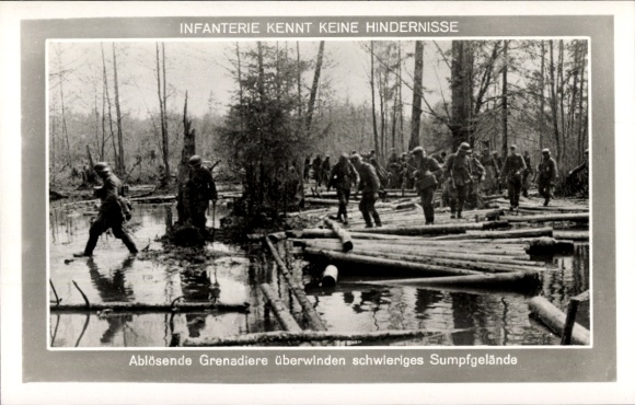 Ak Deutsche Wehrmacht, Infanterie kennt keine Hindernisse, ablösende Grenadiere, Sumpfgelände