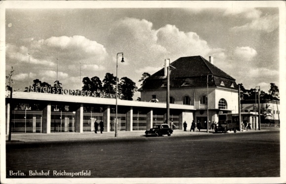 Ak Berlin Charlottenburg Westend, Bahnhof Reichssportfeld, Straßenseite