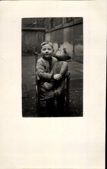 Foto Ak Portrait eines kleinen Jungen mit Teddybär im Arm